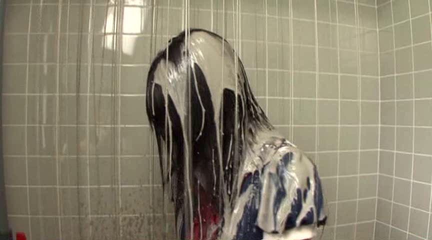 清楚な日本女性が二台のポンプからの泥流に呑まれ、制服スク水が汚濁に侵食されていく汚辱の全体像。 - Overall image of a pristine Japanese woman swallowed by mud flows from double pumps, her school swimsuit eroded by filth.