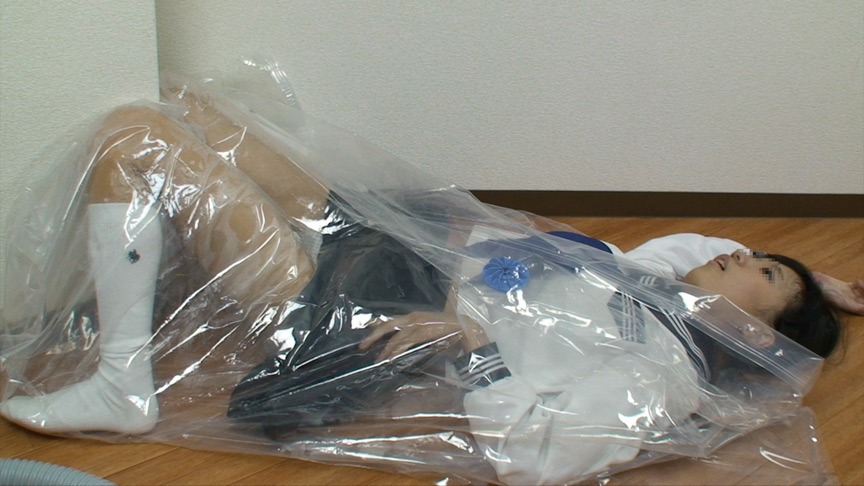 苦悶するモデルを冷徹な視線で見下ろし、一切の慈悲なく排気スイッチを操作する支配者の表情。 - Expression of the dominator looking down at the agonizing model with a cold gaze, operating the exhaust switch without mercy.