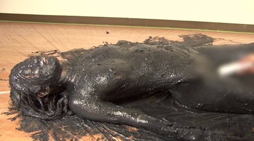 顔のパーツすべてをグリース膜で密閉され、皮膚呼吸の阻害による窒息感に悶絶しながら諦めの瞬きを見せる美少女のリアルな表情を捉えた放泥に匹敵するWAMの生理的反応。 - The girl experiences breathing restriction under the grease layer, showing an expression of agony and desperate blinking in this WAM shot.