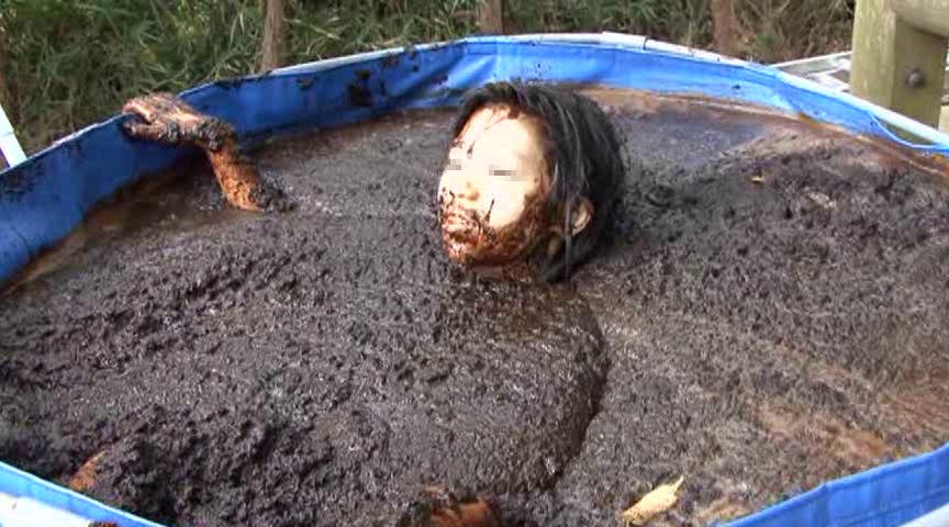 水中眼鏡を装着したモデルが600リットルの牛糞タンクに頭から潜行し、呼吸を阻害されながら汚物に塗れる加虐アクション。 - Sadistic action of a model wearing goggles diving headfirst into a 600L manure tank, smothered by filth while struggling to breathe.