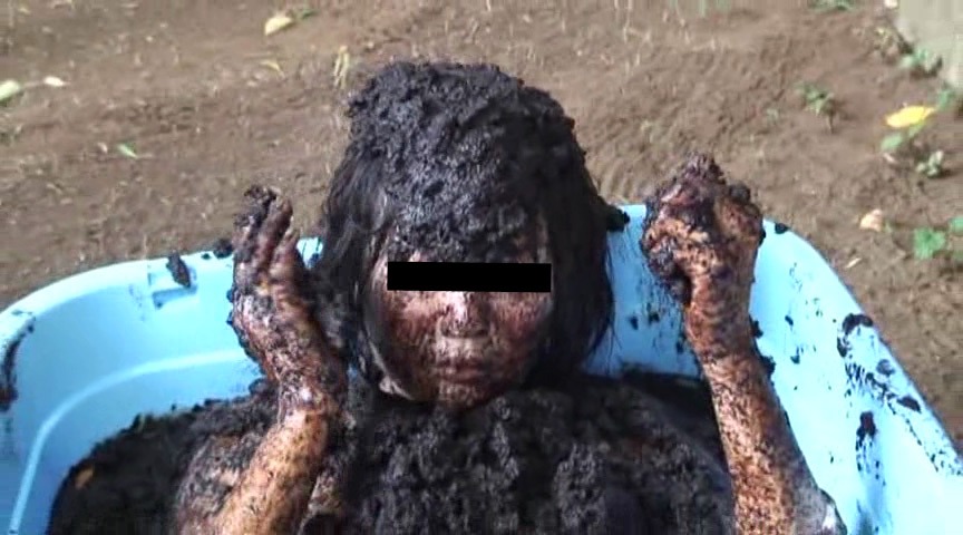 牛糞の深淵へと頭から突き落とされ、顔面が排泄物で塗りつぶされるサディスティックな加虐アクション。 - Sadistic violation of having her head pushed into the depths of cow shit, painting her face with excrement.